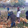 Hrabání listí na školní zahrádce
