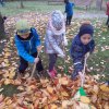 Hrabání listí na školní zahrádce