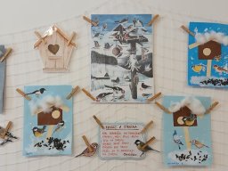 Letí, letí vrabeček, v zobáčku má drobeček